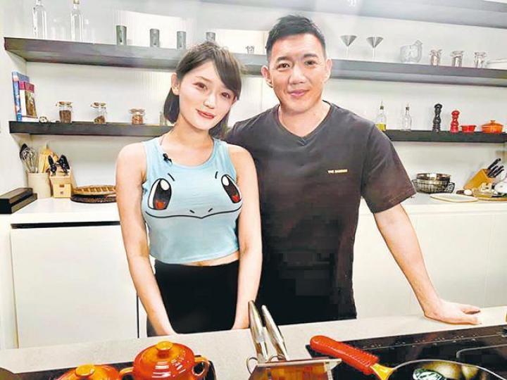程美段與杜汶澤錄影節目時有傾有笑,最終卻因財失義。互聯網圖片阿澤事後仍然盲撐兄弟,稱與對方共事多年,有福同享有難同當。互聯網圖片程美段於阿澤網台出道歉聲明後,在自己社交網表示感謝,似有意為事件降溫。互聯網圖片程美段前晚公開與阿澤網台要員豪仔的錄音,力證對方會於拍攝後一星期內出糧,令阿澤的網台道歉。互聯網圖片程美段(右)曾參演綜藝節目《美女廚房》。電視圖片莊端兒與阿澤的網台合作多時,仍未發生過不愉快事件。 程美段與杜汶澤錄影節目時有傾有笑,最終卻因財失義。互聯網圖片阿澤事後仍然盲撐兄弟,稱與對方共事多年,有福同享有難同當。互聯網圖片程美段於阿澤網台出道歉聲明後,在自己社交網表示感謝,似有意為事件降溫。互聯網圖片程美段前晚公開與阿澤網台要員豪仔的錄音,力證對方會於拍攝後一星期內出糧,令阿澤的網台道歉。互聯網圖片程美段(右)曾參演綜藝節目《美女廚房》。電視圖片莊端兒與阿澤的網台合作多時,仍未發生過不愉快事件。