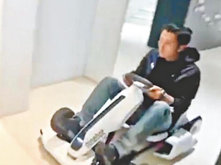 祖兒開得好慢,霆鋒(圖)坐上車即示範「速度」。互聯網圖片祖兒(圖)開得好慢。互聯網圖片謝霆鋒。資料圖片容祖兒。資料圖片 祖兒開得好慢,霆鋒(圖)坐上車即示範「速度」。互聯網圖片祖兒(圖)開得好慢。互聯網圖片謝霆鋒。資料圖片容祖兒。資料圖片