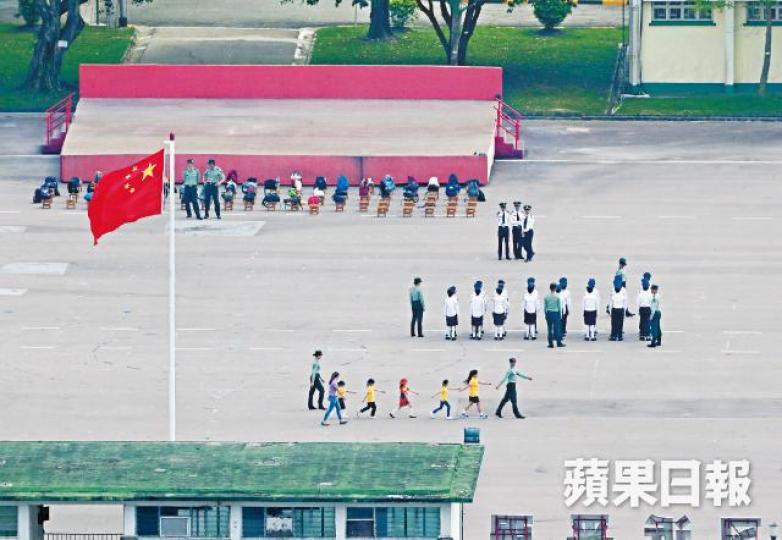 【列隊受訓】團員分成多排練習,年齡介乎6至12歲的小女童軍(前排)亦要接受解放軍指導。夏家朗攝【集合上車】多個青少年制服團體4月6日早上8時半在九龍塘集合,登上旅遊巴。【駛入軍營】旅遊巴駛入駐港解放軍新圍軍營,接受中式步操訓練。 【列隊受訓】團員分成多排練習,年齡介乎6至12歲的小女童軍(前排)亦要接受解放軍指導。夏家朗攝【集合上車】多個青少年制服團體4月6日早上8時半在九龍塘集合,登上旅遊巴。【駛入軍營】旅遊巴駛入駐港解放軍新圍軍營,接受中式步操訓練。
