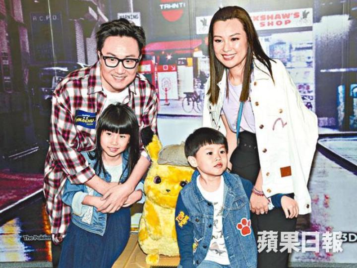 鄭中基昨日偕太太余思敏和子女出席首映,但囝囝怕黑不敢入場欣賞。方力申表示十分佩服配音人員,可以透過聲音感動人。 鄭中基昨日偕太太余思敏和子女出席首映,但囝囝怕黑不敢入場欣賞。方力申表示十分佩服配音人員,可以透過聲音感動人。