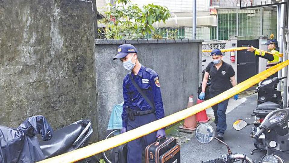 警方封鎖兇案單位現場調查。 台灣《蘋果新聞網》 警方封鎖兇案單位現場調查。 台灣《蘋果新聞網》