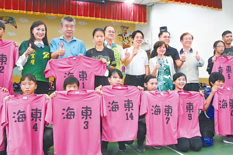賴清德昨到台南一所小學,出席壘球隊成立活動。台灣《蘋果新聞網》蔡英文昨在台北出席公開場合,並未回應民進黨初選事宜。 賴清德昨到台南一所小學,出席壘球隊成立活動。台灣《蘋果新聞網》蔡英文昨在台北出席公開場合,並未回應民進黨初選事宜。