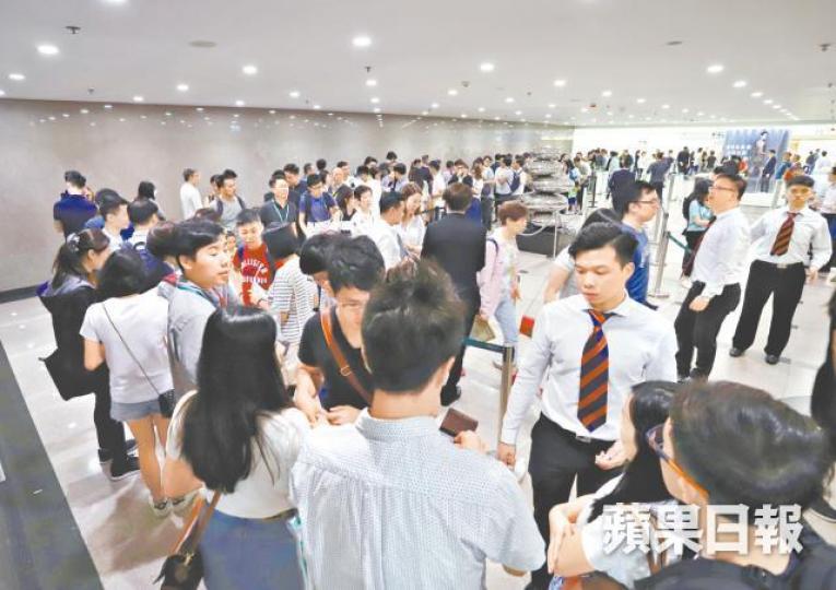 MONTARA收票逾1.5萬張;圖為近日準買家排隊參觀示範單位。資料圖片 MONTARA收票逾1.5萬張;圖為近日準買家排隊參觀示範單位。資料圖片