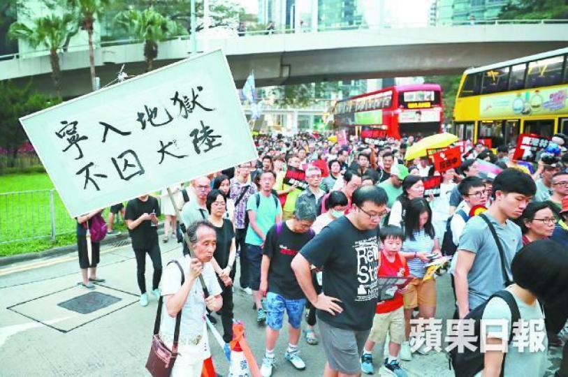 13萬港人日前上街反「送中」惡法。何柏佳攝三皮黨行動有一定保密意識,例如以「山水之旅」為名,記錄到內地運送物資、收集情報的情況,但仍被國安盯上。 13萬港人日前上街反「送中」惡法。何柏佳攝三皮黨行動有一定保密意識,例如以「山水之旅」為名,記錄到內地運送物資、收集情報的情況,但仍被國安盯上。