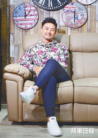 楊潮凱在演藝工作上不設底線,希望嘗試不同類型的角色。楊潮凱表示做藝人除要演技好,運氣也相當重要。楊潮凱(左)在《天與地》飾演少年陳豪而被觀眾認識。劇照成為人父後,楊潮凱更勤力賺奶粉錢,給妻女最好生活。互聯網圖片 楊潮凱在演藝工作上不設底線,希望嘗試不同類型的角色。楊潮凱表示做藝人除要演技好,運氣也相當重要。楊潮凱(左)在《天與地》飾演少年陳豪而被觀眾認識。劇照成為人父後,楊潮凱更勤力賺奶粉錢,給妻女最好生活。互聯網圖片