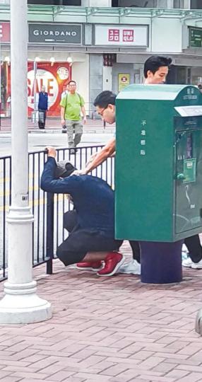 一名南亞裔男子被警員制服。讀者提供圖片警方在現場發現一個背囊。 一名南亞裔男子被警員制服。讀者提供圖片警方在現場發現一個背囊。