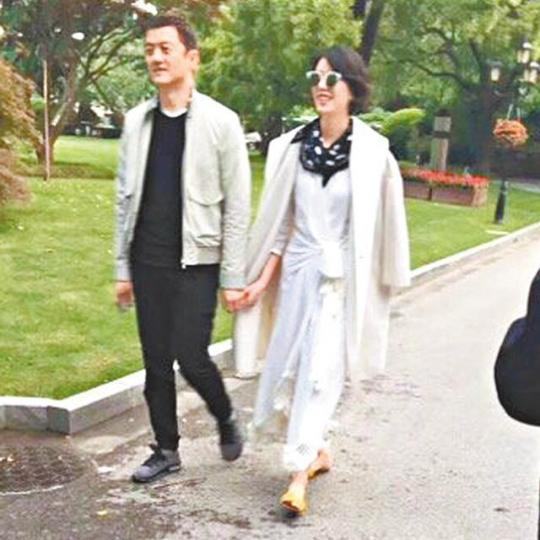 李亞鵬與短髮女子在公園內手拖手,疑令新戀情曝光。微博圖片 李亞鵬與短髮女子在公園內手拖手,疑令新戀情曝光。微博圖片