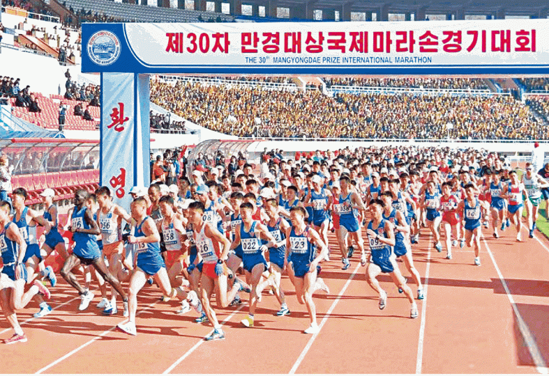 今屆平壤馬拉松各項賽事共有逾1,500人參加,其中海外業餘跑手約950人,專業跑手在鳴槍開跑後即搶先出發。路透社旅行社安排旅行團到平壤市郊一個模範農村的幼兒園參觀。《蘋果》記者攝在元山一個農業合作社,農民使用牛隻作運輸。《蘋果》記者攝 今屆平壤馬拉松各項賽事共有逾1,500人參加,其中海外業餘跑手約950人,專業跑手在鳴槍開跑後即搶先出發。路透社旅行社安排旅行團到平壤市郊一個模範農村的幼兒園參觀。《蘋果》記者攝在元山一個農業合作社,農民使用牛隻作運輸。《蘋果》記者攝