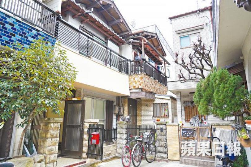 日本不乏一幢幢連花園的低矮民房,和洋混雜風格,統稱一戶建。四四方方的和室,可以靈活改動間隔。黎雋維表示,古代日本只有富商、貴族家中才有獨立廚房。 日本不乏一幢幢連花園的低矮民房,和洋混雜風格,統稱一戶建。四四方方的和室,可以靈活改動間隔。黎雋維表示,古代日本只有富商、貴族家中才有獨立廚房。