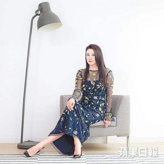 廖碧兒的「舒適圈」,是返回加拿大讀書和到法國葡萄園的時候,那些同學、那些酒友,不識中文不知她是誰,很安全。去年公開認愛億萬闊少盧啟賢,卻掀起錯綜複雜關係圖,最後廖碧兒選擇網上公佈分手消息。 資料圖片《婚內情》剛播一星期,戲中做鄧萃雯細妹,又愛上過姊夫陳錦鴻,三人重逢好戲連場。 劇照離開大台已經八個年頭,廖碧兒話現在幫ViuTV拍劇,最大分別係「與陳豪的一段情,分手再離開無綫,之後更被指拜金,廖碧兒說愛自己緊要啲。 資料圖片 廖碧兒的「舒適圈」,是返回加拿大讀書和到法國葡萄園的時候,那些同學、那些酒友,不識中文不知她是誰,很安全。去年公開認愛億萬闊少盧啟賢,卻掀起錯綜複雜關係圖,最後廖碧兒選擇網上公佈分手消息。 資料圖片《婚內情》剛播一星期,戲中做鄧萃雯細妹,又愛上過姊夫陳錦鴻,三人重逢好戲連場。 劇照離開大台已經八個年頭,廖碧兒話現在幫ViuTV拍劇,最大分別係「與陳豪的一段情,分手再離開無綫,之後更被指拜金,廖碧兒說愛自己緊要啲。 資料圖片