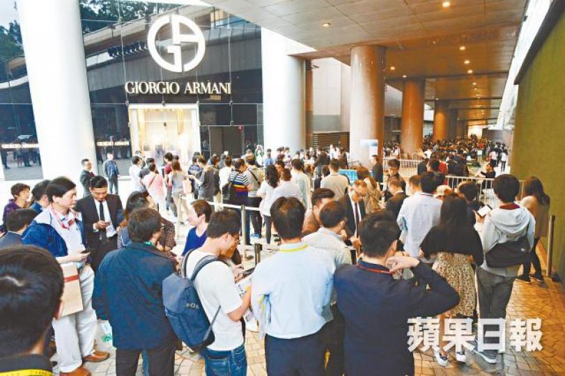 MONTARA位於尖沙嘴港威大廈的售樓中心，昨有大批準買家排隊揀樓。何耀勤攝發展商表示，MONTARA首批500伙昨日全部售罄。