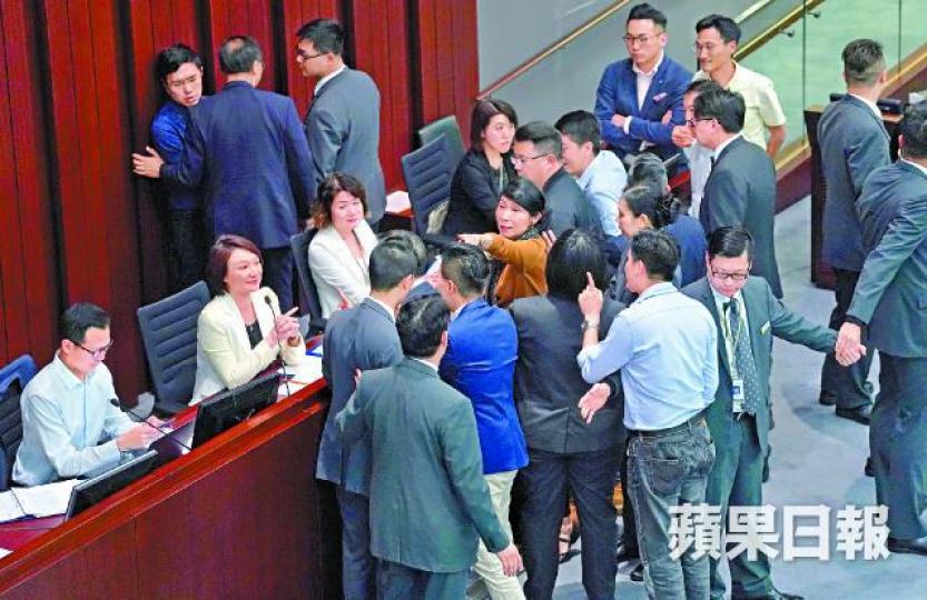 民主派議員包圍主席枱，迫使會議三度暫停。夏家朗攝