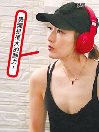 Sammi昨日公開身穿運動背心的新相,表示希望在演唱會前趕製新歌。互聯網圖片杜琪峯(右)大前晚和游乃海到九龍城食潮州菜。杜琪峯和Sammi感情好好。 資料圖片許志安和黃心穎被爆偷食,引起軒然大波。資料圖片受「安心偷食」影響,吳岱融等已收到通知7月要重拍《牛下女高音》。微博圖片 Sammi昨日公開身穿運動背心的新相,表示希望在演唱會前趕製新歌。互聯網圖片杜琪峯(右)大前晚和游乃海到九龍城食潮州菜。杜琪峯和Sammi感情好好。 資料圖片許志安和黃心穎被爆偷食,引起軒然大波。資料圖片受「安心偷食」影響,吳岱融等已收到通知7月要重拍《牛下女高音》。微博圖片