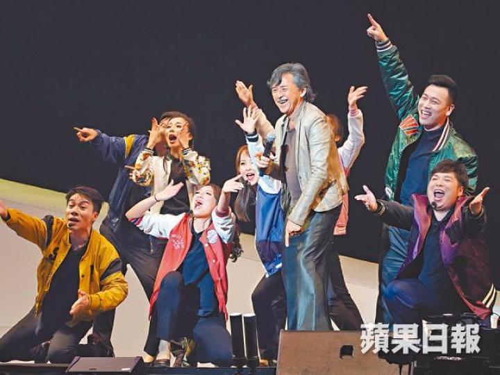 林子祥前晚紅館騷以音樂劇形式演出，他表示要為觀眾帶來愛的回憶。葉蒨文在控制台上看得手舞足蹈。（左起）林德信、胡琳與小肥在音樂劇中陷入三角戀。剛誕第三胎不久的郭晶晶，前晚偕丈夫霍啟剛捧場。