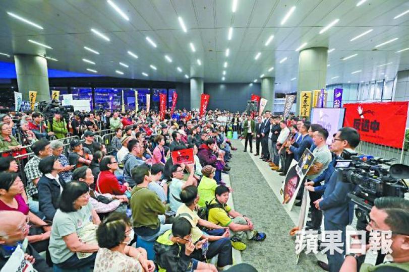 會議結束後民主派議員到示威區向聲援的集會人士致謝。謝榮耀攝
