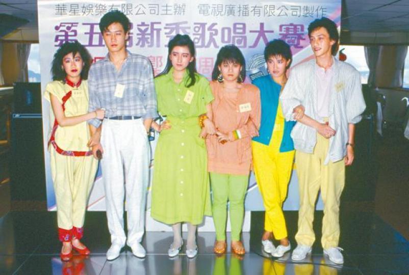 黎明(左二)參加86年新秀入行,當時吳啟明(右一)已在活動跟黎明碰頭。(左起)歐陽震華和吳啟明一齊拍攝黎明《我的感覺》音樂特輯。電視圖片 黎明(左二)參加86年新秀入行,當時吳啟明(右一)已在活動跟黎明碰頭。(左起)歐陽震華和吳啟明一齊拍攝黎明《我的感覺》音樂特輯。電視圖片