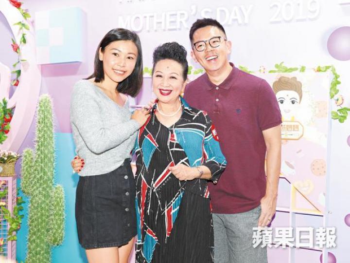 薛家燕昨日宣傳代言曲奇餅,兒子及新抱到場支持。 薛家燕昨日宣傳代言曲奇餅,兒子及新抱到場支持。