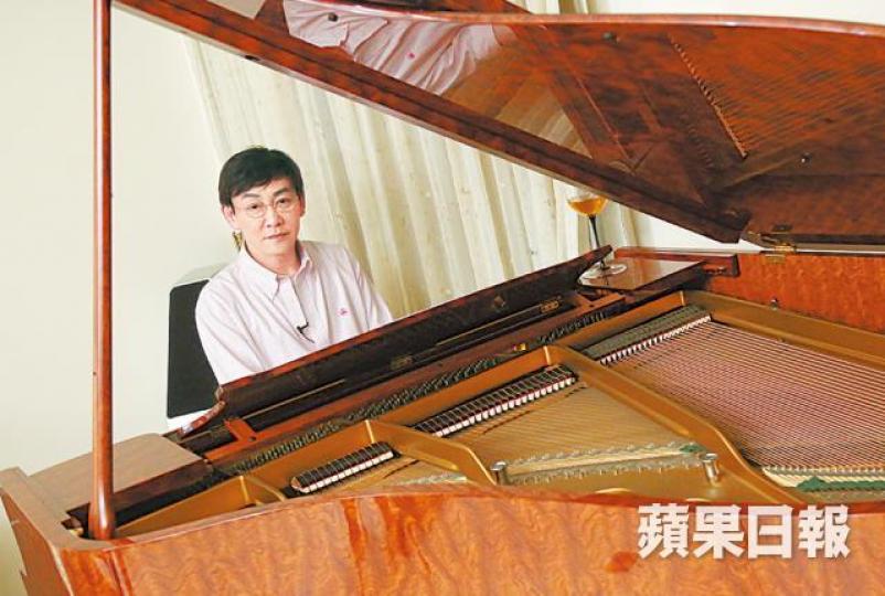 吳啟明表示年紀太大學琴,手指不夠柔軟,姿勢也因此不夠靚。吳啟明在訪問中大數拍攝《大時代》的不滿。劇照吳啟明最喜歡的古裝劇為王天林監製的《奇幻人間世》,同劇演員有劉秀萍(左)和陳佩珊。劇照吳啟明的過千呎豪宅,有估計近百萬元音響組合,用來唱卡拉OK, 以及甚具「規模」的廚具組合。 吳啟明表示年紀太大學琴,手指不夠柔軟,姿勢也因此不夠靚。吳啟明在訪問中大數拍攝《大時代》的不滿。劇照吳啟明最喜歡的古裝劇為王天林監製的《奇幻人間世》,同劇演員有劉秀萍(左)和陳佩珊。劇照吳啟明的過千呎豪宅,有估計近百萬元音響組合,用來唱卡拉OK, 以及甚具「規模」的廚具組合。