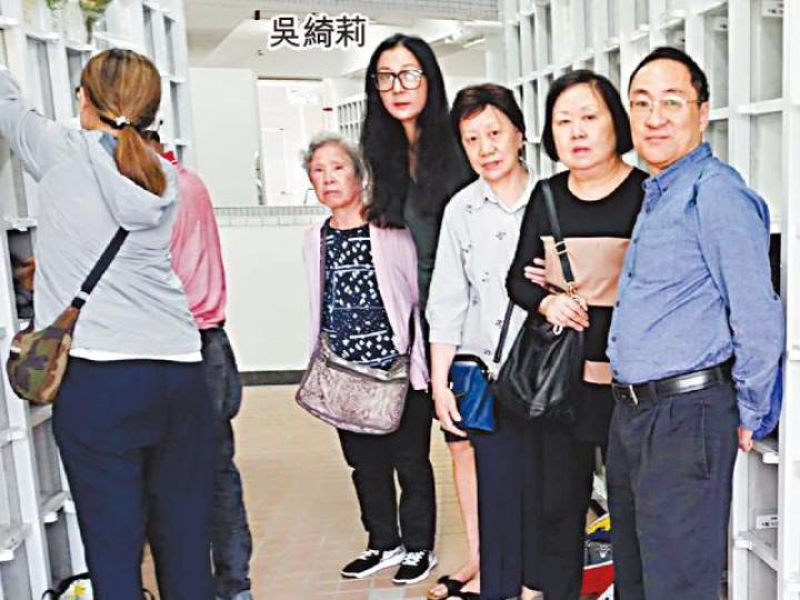 吳綺莉噚日喺社交網話經教會幫手,已經為亡母鄭黎明覓得心水龕位。互聯網圖片吳綺莉02年孖女兒卓林移居上海,同母親鄭黎明(左)同住。 吳綺莉噚日喺社交網話經教會幫手,已經為亡母鄭黎明覓得心水龕位。互聯網圖片吳綺莉02年孖女兒卓林移居上海,同母親鄭黎明(左)同住。