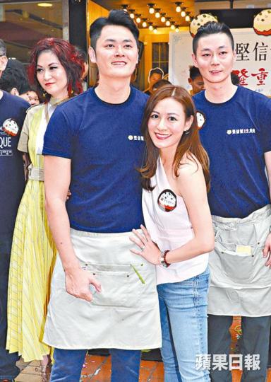 蕭潤邦夫婦昨日為其投資的食店第五間分店進行剪綵。陳柏宇爭抱囡囡,卻被太太踢爆夜晚沒幫手。 蕭潤邦夫婦昨日為其投資的食店第五間分店進行剪綵。陳柏宇爭抱囡囡,卻被太太踢爆夜晚沒幫手。