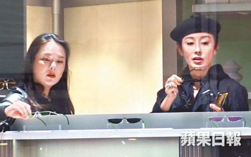【揀款】張敏(右)日前與友人行街,兼入眼鏡店揀心頭好。【試戴】張敏在店內睇的款式多樣化,不斷試戴。【淡妝】一身全黑打扮的張敏(左),當日化上淡妝與友人見面。張敏近年四處去聽經,少時間留港見家人。趁五一返港探親的張敏(中),亦抽時間與朋友敍舊。 【揀款】張敏(右)日前與友人行街,兼入眼鏡店揀心頭好。【試戴】張敏在店內睇的款式多樣化,不斷試戴。【淡妝】一身全黑打扮的張敏(左),當日化上淡妝與友人見面。張敏近年四處去聽經,少時間留港見家人。趁五一返港探親的張敏(中),亦抽時間與朋友敍舊。
