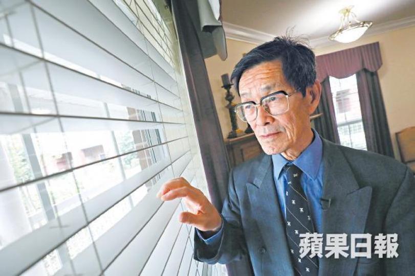 流亡海外30年的嚴家祺，一直希望回中國。嚴家祺談及六四時特別激動，淚水差點奪眶而出。嚴家祺訪問後留了記者吃飯，妻子高皋煮了豬手，夫婦兩人濃情厚意。嚴家祺與王滬寧多次共同外訪；圖為兩人1988年一起到訪美國亞特蘭大。1989年5月底，嚴家祺到天安門廣場支持學生。嚴家祺曾是趙紫陽推動政改的助手之一；圖為1987年趙在中南海接見嚴等人。