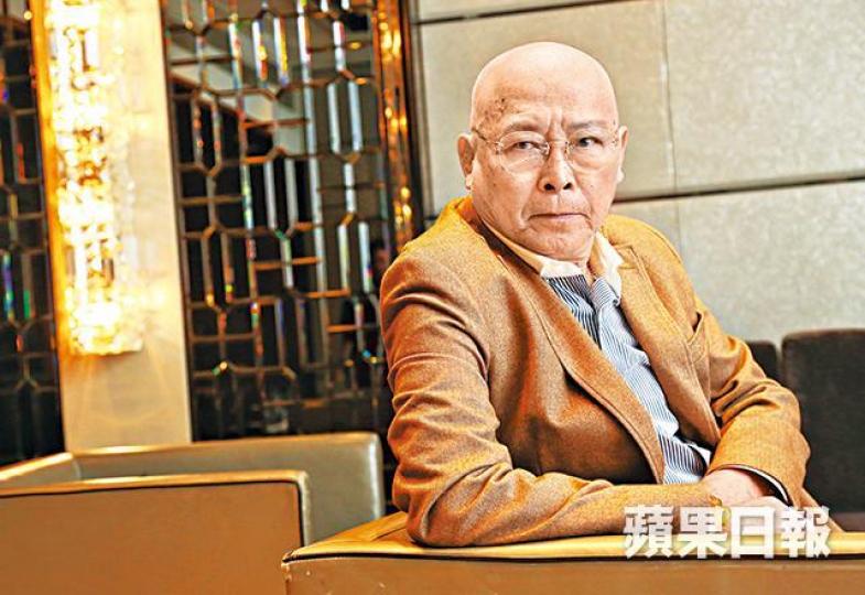 劉兆銘談到會否再簽無綫時,指「佢唔搵我,我冇得簽㗎。佢文化藝術大鱷,係當你冇到。」資料圖片去年劉兆銘演出網劇《蝕日風暴》,與羅家英(右)大鬥演技。劇照2013年劉兆銘獲頒「萬千星輝演藝人大獎」(右),但劉兆銘自嘲只是無綫一個「number」。資料圖片1981年《千王群英會》一劇,劉兆銘演的仇大千一頭白髮造型令人深刻。劇照1984年劉兆銘在《新紮師兄》中,扮演偉仔的衰老竇(右)。劇照1991年電影生涯上,劉兆銘在《倩女幽魂》系列的「姥姥」深入民心。《倩女幽魂III道道道》劇照 劉兆銘談到會否再簽無綫時,指「佢唔搵我,我冇得簽㗎。佢文化藝術大鱷,係當你冇到。」資料圖片去年劉兆銘演出網劇《蝕日風暴》,與羅家英(右)大鬥演技。劇照2013年劉兆銘獲頒「萬千星輝演藝人大獎」(右),但劉兆銘自嘲只是無綫一個「number」。資料圖片1981年《千王群英會》一劇,劉兆銘演的仇大千一頭白髮造型令人深刻。劇照1984年劉兆銘在《新紮師兄》中,扮演偉仔的衰老竇(右)。劇照1991年電影生涯上,劉兆銘在《倩女幽魂》系列的「姥姥」深入民心。《倩女幽魂III道道道》劇照