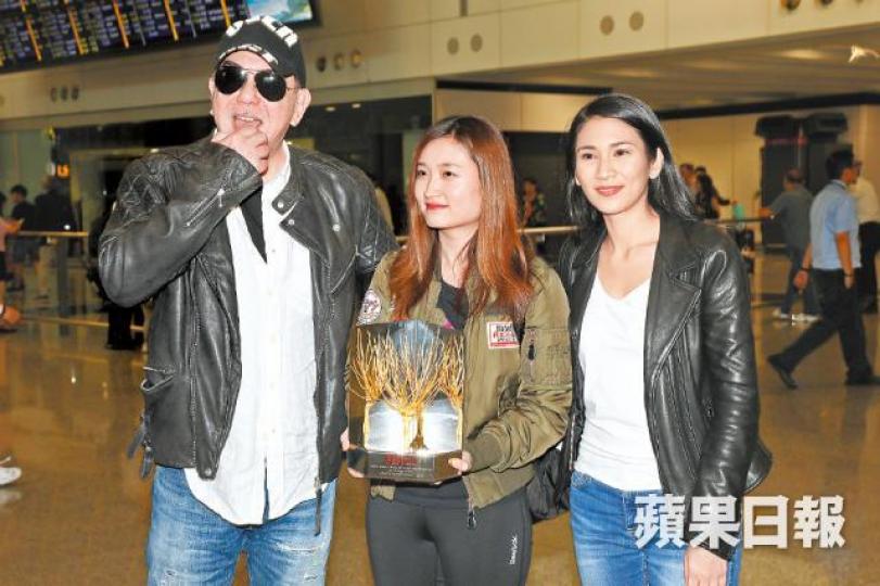 (左起)秋生、陳小娟同姬素噚日由意大利返港,分享得獎心情。秋生指獲頒傑出成就金桑獎時,掌聲之多用感動都難以形容。 (左起)秋生、陳小娟同姬素噚日由意大利返港,分享得獎心情。秋生指獲頒傑出成就金桑獎時,掌聲之多用感動都難以形容。