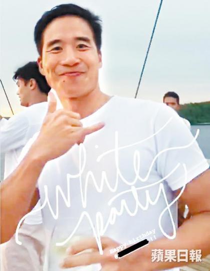 吳宗權去咗印尼開party,不過唔知呢個手勢有咩含意呢?一班男士擺晒甫士,直情可以做男士雜誌封面。 吳宗權去咗印尼開party,不過唔知呢個手勢有咩含意呢?一班男士擺晒甫士,直情可以做男士雜誌封面。