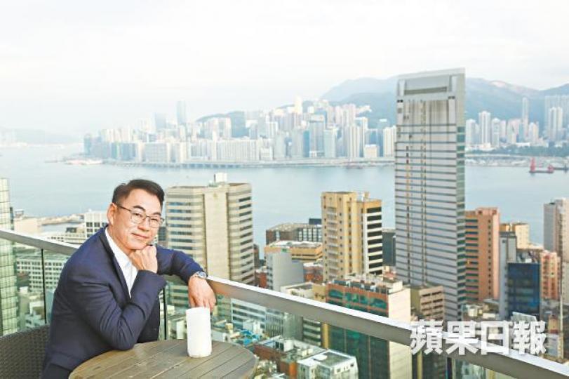戴志偉八年前離開無綫,他自言不懂得擦鞋,不過問心無愧。戴志偉(右)近年愛拍港台劇過戲癮,之前在《運輸背後》飾演運輸署助理署長。劇照戴志偉(右)未入讀藝訓班前曾到民歌餐廳唱歌。資料圖片身為明星足球隊隊員的戴志偉,閒時跟隊友四出作賽。鮮有緋聞的戴志偉,與太太結婚多年,育有兩子。 戴志偉八年前離開無綫,他自言不懂得擦鞋,不過問心無愧。戴志偉(右)近年愛拍港台劇過戲癮,之前在《運輸背後》飾演運輸署助理署長。劇照戴志偉(右)未入讀藝訓班前曾到民歌餐廳唱歌。資料圖片身為明星足球隊隊員的戴志偉,閒時跟隊友四出作賽。鮮有緋聞的戴志偉,與太太結婚多年,育有兩子。