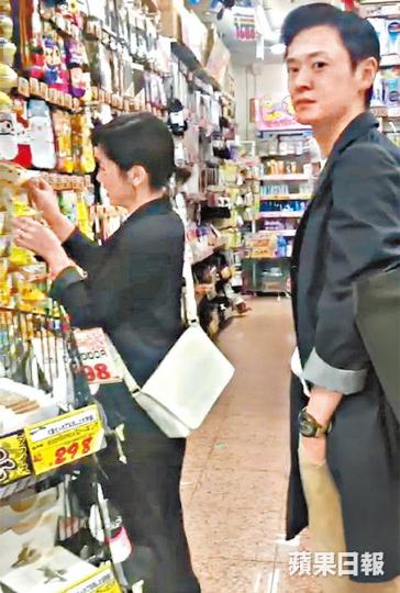 【耐心守候】楊偲泳在新宿睇卡通襪,張振朗就一直在旁邊耐心守候。讀者提供圖片【甜蜜揀襪】張振朗又不時給意見,看來與偲泳相當甜蜜。【睇護膚品】張振朗除了陪女友揀卡通襪,還一同睇護膚品。ViuTV小花楊偲泳熱愛運動,身材甚弗,更擁32D爆乳。資料圖片偲泳在teamLab Borderless美術館留影,相信是出自張振朗之手。互聯網圖片張振朗的Ig上也有遊日時的「女朋友視角」照片。互聯網圖片 【耐心守候】楊偲泳在新宿睇卡通襪,張振朗就一直在旁邊耐心守候。讀者提供圖片【甜蜜揀襪】張振朗又不時給意見,看來與偲泳相當甜蜜。【睇護膚品】張振朗除了陪女友揀卡通襪,還一同睇護膚品。ViuTV小花楊偲泳熱愛運動,身材甚弗,更擁32D爆乳。資料圖片偲泳在teamLab Borderless美術館留影,相信是出自張振朗之手。互聯網圖片張振朗的Ig上也有遊日時的「女朋友視角」照片。互聯網圖片