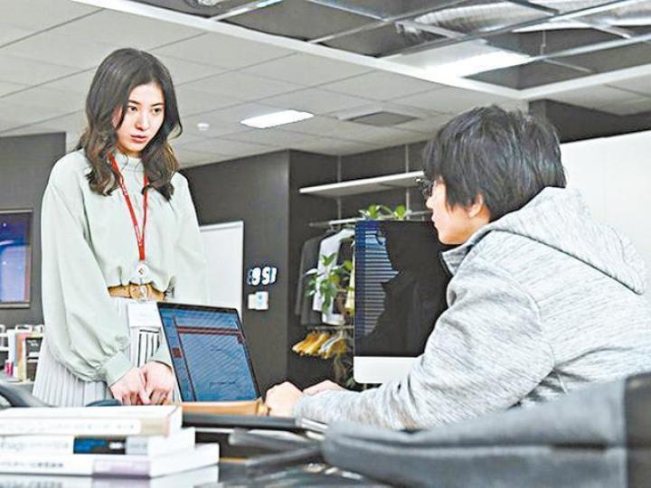 日劇《我要準時下班》由吉高由里子主演,敢於向上司的無理要求說不,就是她的信條。《向》劇改編自日本作家朱野歸子的小說。初入職場的吉高每月加班平均100小時,有病也不敢請假。捱到病的吉高從樓梯滾下後,才醒覺因開工險死是何等不值。吉高曾在電影《蛇信與舌環》中,挑戰尺度大膽的SM場面。 日劇《我要準時下班》由吉高由里子主演,敢於向上司的無理要求說不,就是她的信條。《向》劇改編自日本作家朱野歸子的小說。初入職場的吉高每月加班平均100小時,有病也不敢請假。捱到病的吉高從樓梯滾下後,才醒覺因開工險死是何等不值。吉高曾在電影《蛇信與舌環》中,挑戰尺度大膽的SM場面。