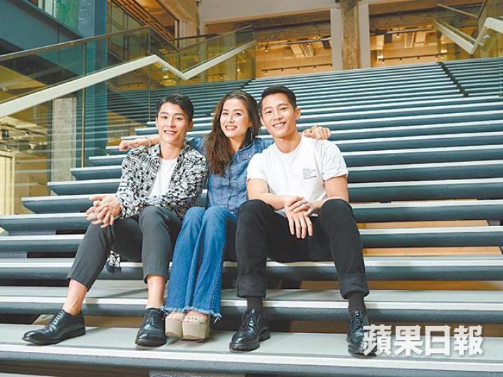 姜坤在大孖湯君慈（右）與細孖湯君耀中間，猶如三姊弟。大孖與細孖左右夾攻錫媽咪姜坤，更送上蛋糕。姜坤保養得宜又苗條，但她表示陀孖仔時體重曾重達190磅。湯鎮業孖仔君慈（右二）與君耀（中）前年在UCLA畢業，全家人赴美國祝賀。資料圖片姜坤離婚後照顧三子女，眨眼已離婚近二十年。