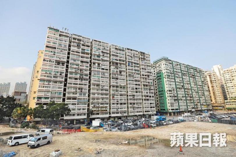 毗鄰西九站的八文樓,人流未見增加,卻因高鐵效應令租金狂升。添記法式三文治店主范先生指,高鐵並沒有帶來客源。高鐵通車後,人流依舊流向尖沙嘴等旅遊區。康先生的藥房開業八年,業主早在高鐵開通前已加租。區內零售業亦受影響,開店五十年的文具店亦面臨結業。 毗鄰西九站的八文樓,人流未見增加,卻因高鐵效應令租金狂升。添記法式三文治店主范先生指,高鐵並沒有帶來客源。高鐵通車後,人流依舊流向尖沙嘴等旅遊區。康先生的藥房開業八年,業主早在高鐵開通前已加租。區內零售業亦受影響,開店五十年的文具店亦面臨結業。