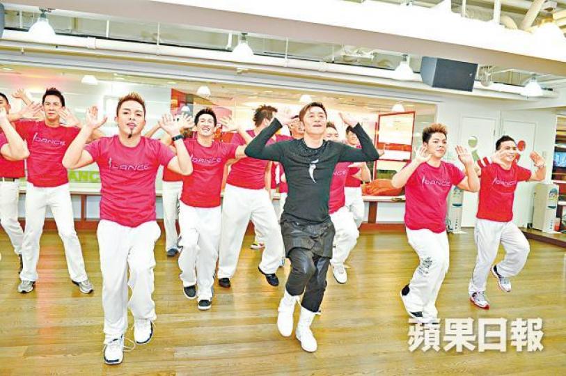 蘇志威(中)經營4間跳舞學校,每間學校也近萬呎。資料圖片蘇志威開設3間西裝禮服店。 蘇志威(中)經營4間跳舞學校,每間學校也近萬呎。資料圖片蘇志威開設3間西裝禮服店。