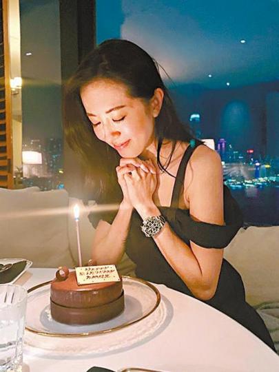 唐詩詠之前生日上載的相片衣着,被指跟葉朗程文中的「金牛座女子」(下圖)一樣。互聯網圖片互聯網圖片 唐詩詠之前生日上載的相片衣着,被指跟葉朗程文中的「金牛座女子」(下圖)一樣。互聯網圖片互聯網圖片