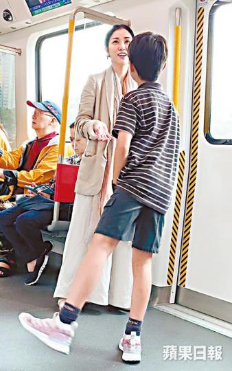 【淡妝湊仔】謝安琪日前化淡妝、着便服湊囝囝張瞻放學。讀者提供圖片【醒目讓座】雖然當日車廂好多位,但係謝安琪同張瞻都冇坐低,讓座畀有需要嘅人士。讀者提供圖片【自拍合照】謝安琪同張瞻兩母子一路雞啄唔斷,講講吓仲拎手機出嚟自拍。讀者提供圖片 【淡妝湊仔】謝安琪日前化淡妝、着便服湊囝囝張瞻放學。讀者提供圖片【醒目讓座】雖然當日車廂好多位,但係謝安琪同張瞻都冇坐低,讓座畀有需要嘅人士。讀者提供圖片【自拍合照】謝安琪同張瞻兩母子一路雞啄唔斷,講講吓仲拎手機出嚟自拍。讀者提供圖片