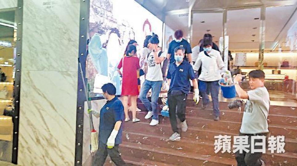 多名清潔人員到海港城GUCCI消毒及清潔。黎家駒攝