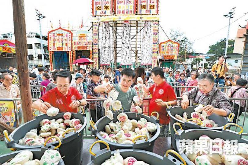 工作人員昨揀選完好無缺及乾淨的平安包派發給市民。廣東遊客雷小姐