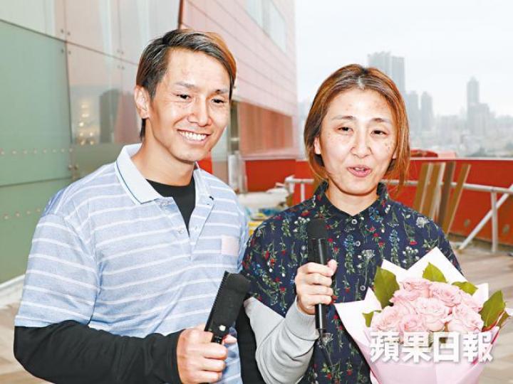 陳柏宇昨日與太太化老妝有點感觸。 陳柏宇昨日與太太化老妝有點感觸。