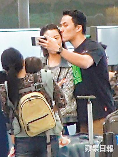 【恩愛自拍】猷啟前日帶妻女搭經濟艙去上海探外母,等辦理登機手續時啜面珠自拍。DV圖片【分工合作】猷啟負責拎行李,囡囡就由工人姐姐照顧。【扮花撩女】GiGi母愛爆棚,主動逗囡囡玩。猷啟表示囡囡剛過了一歲生日,會考慮再生。 【恩愛自拍】猷啟前日帶妻女搭經濟艙去上海探外母,等辦理登機手續時啜面珠自拍。DV圖片【分工合作】猷啟負責拎行李,囡囡就由工人姐姐照顧。【扮花撩女】GiGi母愛爆棚,主動逗囡囡玩。猷啟表示囡囡剛過了一歲生日,會考慮再生。