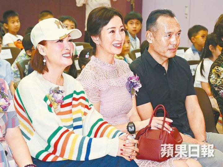 (左起)李蕙敏、梁佩瑚及其丈夫昨日出席數學比賽頒獎禮。 (左起)李蕙敏、梁佩瑚及其丈夫昨日出席數學比賽頒獎禮。
