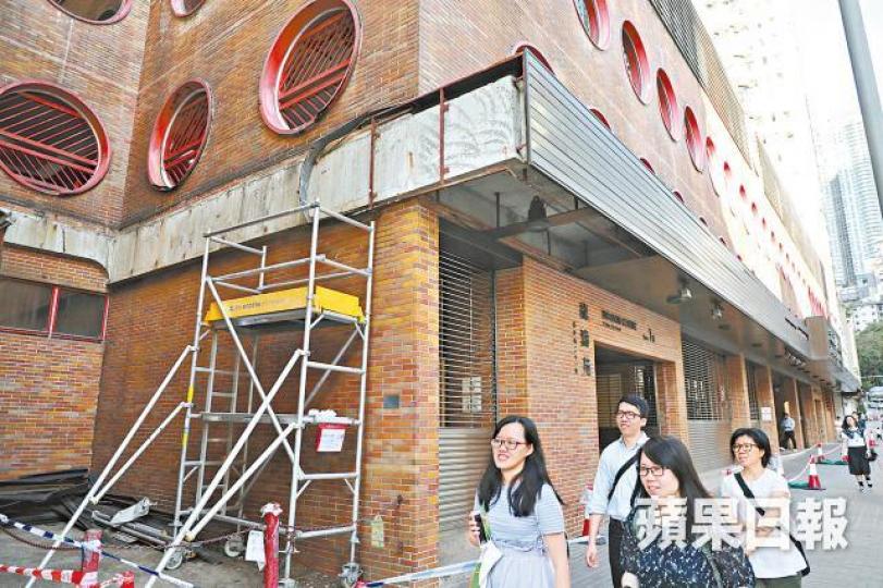 拆卸工程昨起展開,部份鋁條已被移走。 拆卸工程昨起展開,部份鋁條已被移走。