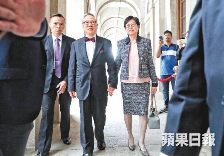曾蔭權偕鮑笑薇十指緊扣到庭,拒回應李家超日前就修訂《逃犯條例》發表的「鴕鳥論」。許頌明攝馬道立 曾蔭權偕鮑笑薇十指緊扣到庭,拒回應李家超日前就修訂《逃犯條例》發表的「鴕鳥論」。許頌明攝馬道立
