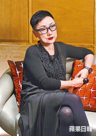 劉天蘭選美時一頭大鬈髮,後來美指張叔平叫她剪短髮,維持至今。劉天蘭少女時拎結他自彈自唱,甚麼都講天份。劉天蘭(右四)在電影行時,曾跟林青霞(右一)和張叔平(右三)合作拍《愛殺》。 劉天蘭選美時一頭大鬈髮,後來美指張叔平叫她剪短髮,維持至今。劉天蘭少女時拎結他自彈自唱,甚麼都講天份。劉天蘭(右四)在電影行時,曾跟林青霞(右一)和張叔平(右三)合作拍《愛殺》。