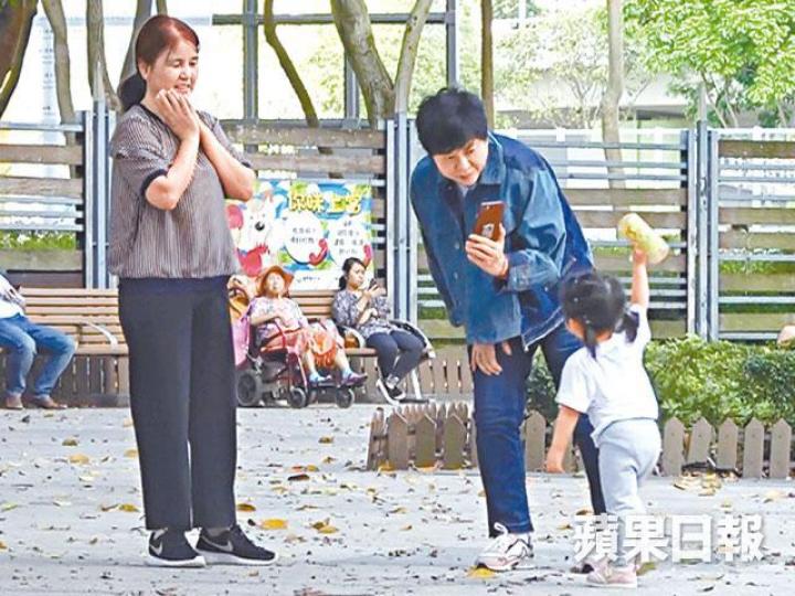 前日【槌揼】小美(中)前日陪城城大女到公園玩,更拿着手機一直拍照。【靜觀】拿着玩具槌的Chantelle,在公園內見到白鴿甚感興趣。【吹水】城城(右)前日在家門前與友人談車經。上周二【撐傘】小美見忽然落雨,即撐傘為Chantelle擋雨。方媛日前在微博貼出與細女躺在床上的照片。資料圖片 前日【槌揼】小美(中)前日陪城城大女到公園玩,更拿着手機一直拍照。【靜觀】拿着玩具槌的Chantelle,在公園內見到白鴿甚感興趣。【吹水】城城(右)前日在家門前與友人談車經。上周二【撐傘】小美見忽然落雨,即撐傘為Chantelle擋雨。方媛日前在微博貼出與細女躺在床上的照片。資料圖片