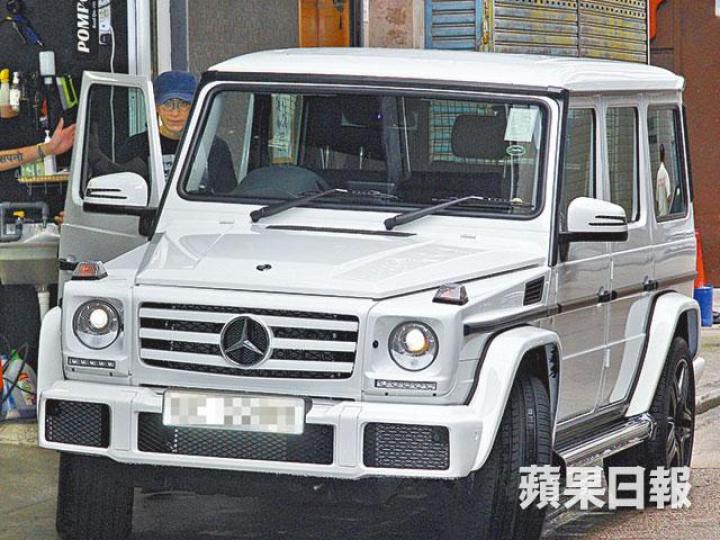 【絕塵而去】馬國明拍完劇噚日揸架愛車洗白白,之後就立即揸車返屋企。【除定情戒】馬國明見到記者後揮手打招呼,手上已經唔見佢再戴同心穎嘅定情戒。 【絕塵而去】馬國明拍完劇噚日揸架愛車洗白白,之後就立即揸車返屋企。【除定情戒】馬國明見到記者後揮手打招呼,手上已經唔見佢再戴同心穎嘅定情戒。