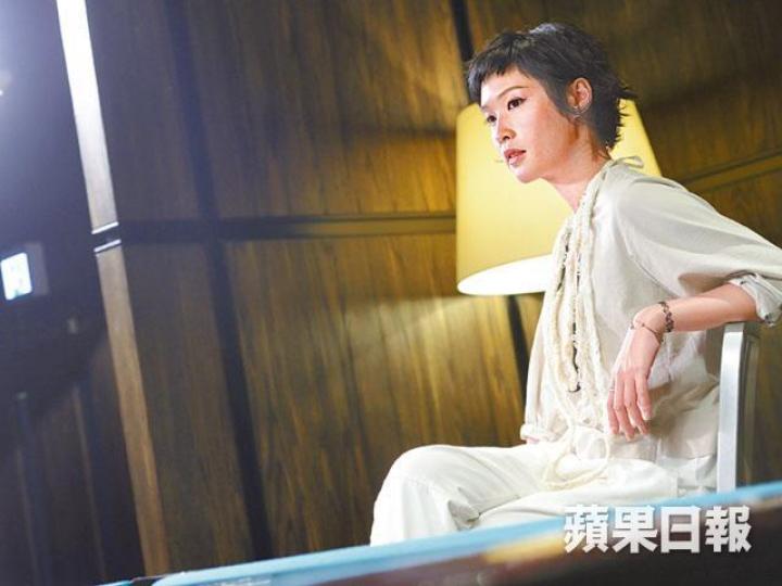 蔣祖曼當年因家庭經濟不好,拍戲之餘更要到餐廳工作。婚後的蔣祖曼為丈夫誕下一女,與繼子(右圖右)的感情比女兒還好。互聯網圖片蔣祖曼(左)投身舞台劇,感謝白只(中)把她改變。資料圖片 蔣祖曼當年因家庭經濟不好,拍戲之餘更要到餐廳工作。婚後的蔣祖曼為丈夫誕下一女,與繼子(右圖右)的感情比女兒還好。互聯網圖片蔣祖曼(左)投身舞台劇,感謝白只(中)把她改變。資料圖片