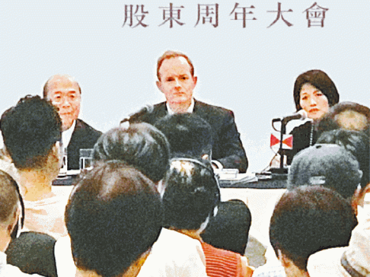太古主席施銘倫(中)表示,偏向慢慢提升派息比率以提高股東回報。 太古主席施銘倫(中)表示,偏向慢慢提升派息比率以提高股東回報。