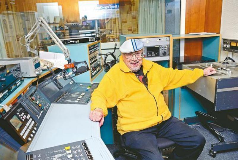 已屆94歲高齡的Uncle Ray，至今仍在周一至周五晚上，風雨不改主持電台節目三小時。Uncle Ray（右）曾跟隨母親到澳門生活，回港後在胞兄（左）介紹下入麗的。Uncle Ray在1949年加入麗的呼聲，展開他的廣播之路。1987年，Uncle Ray穿上禮服到英國接受英女皇頒授MBE勳銜。在澳門恨做鼓手的Uncle Ray，後來不時與好友夾band打鼓。昔日流行聽眾寫信到電台點唱， Uncle Ray的點唱信堆積如山。契仔Andy每日皆會陪Uncle Ray到港台主持節目，為他預先打點一
